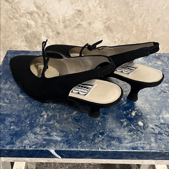 Elegant Black Slingback Heels - Picture 4 of 8